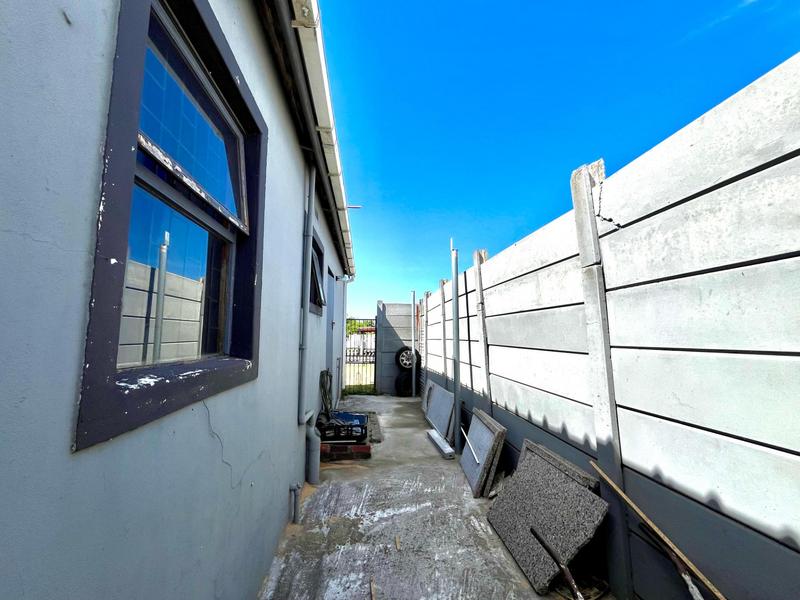 2 Bedroom Property for Sale in Pelikan Park Western Cape